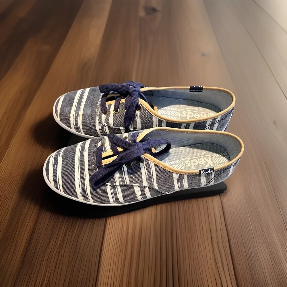 Keds‎ Shoes Women's Size 8 Gray And White Striped Lace Up Sneakers